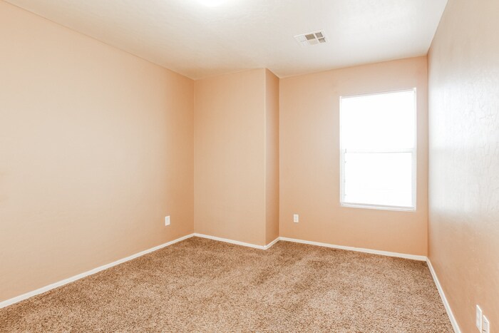 Building Photo - 15066 W Bloomfield Rd