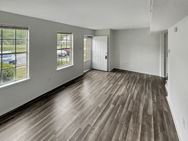 Building Photo - Charming 3 bedroom 1.5 bath townhome in Hi...