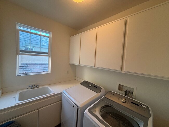 Building Photo - Beautiful 3-Bedroom Home with Loft and Ful...