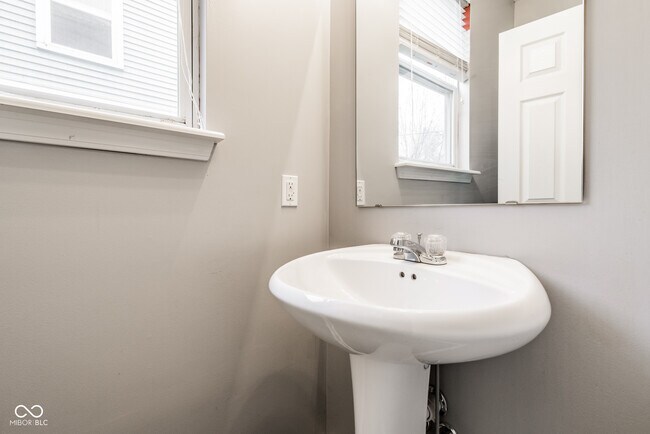 Building Photo - 2525 Central Ave