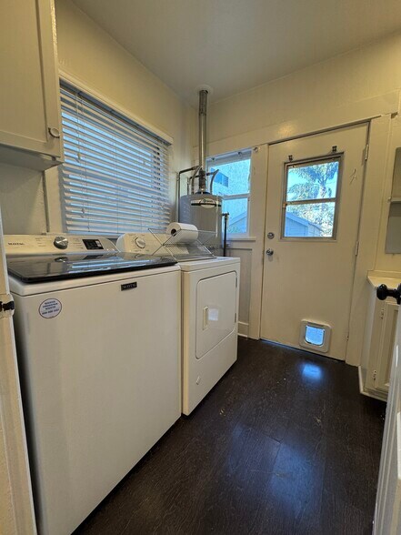 Building Photo - 849 N West Knoll Dr