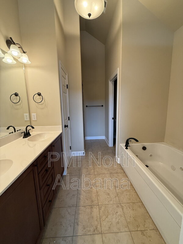 Building Photo - 1012 Scarlet Woods