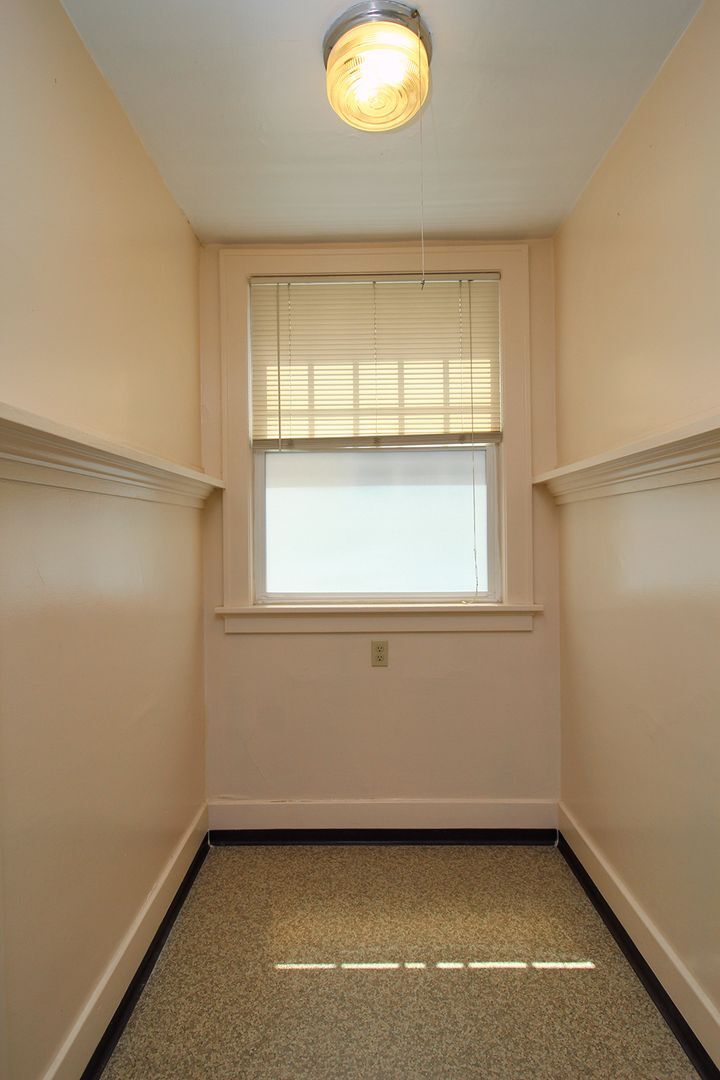 Building Photo - 2200 SE Ivon St