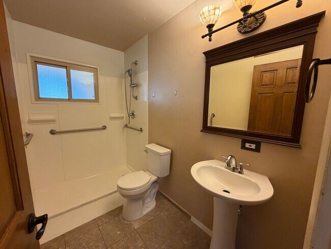 Building Photo - Cozy 4 Bedroom 2 Bathroom Home In The NE!