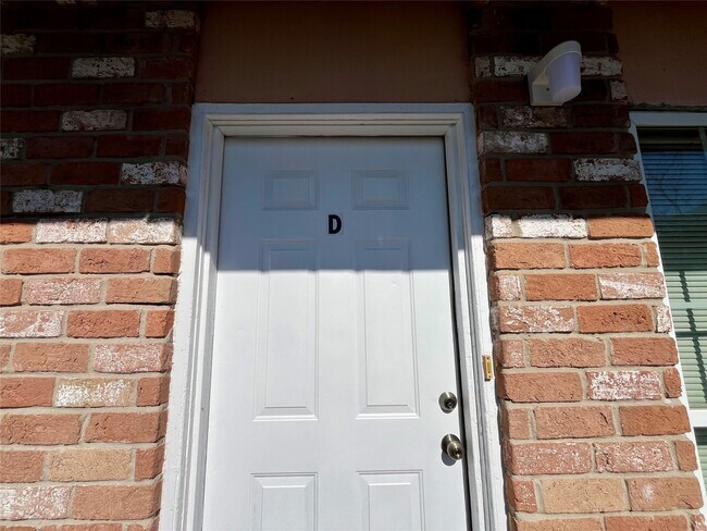 Building Photo - 1042 W Village Ct