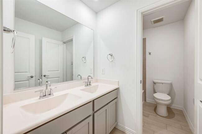 Building Photo - 14605 Little Water Dr