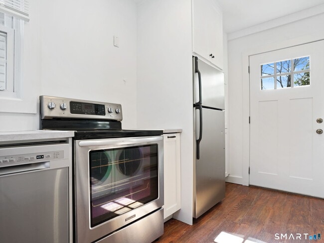 Building Photo - 212 New Canaan Ave