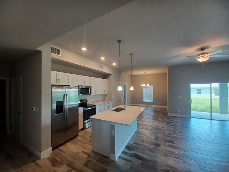 Building Photo - 4/2 Single Family Home