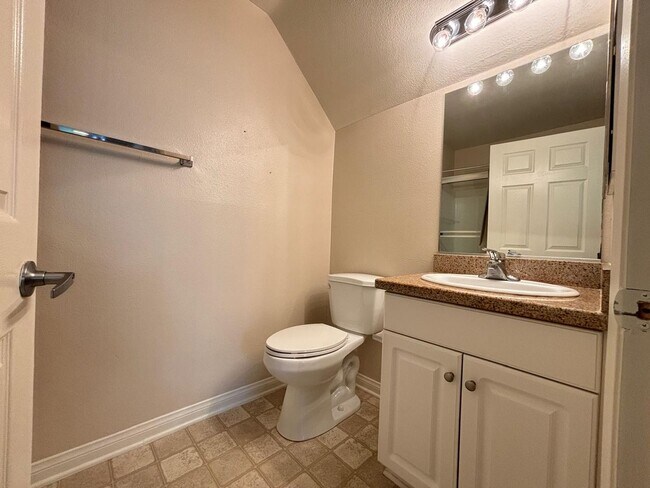 Building Photo - Beautiful 2 Bedroom 2 Bathroom Home in Woodland Hills