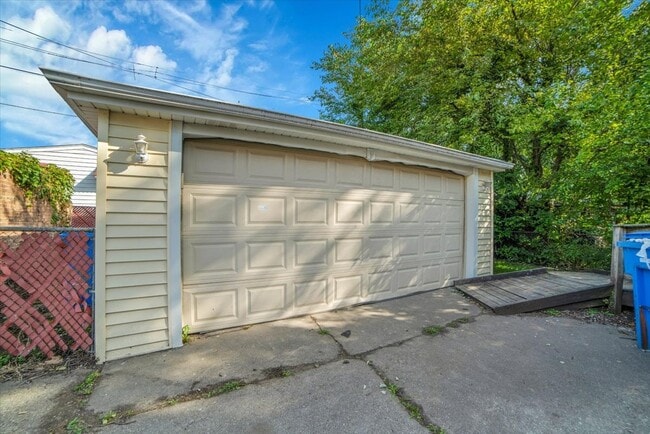 Building Photo - 2546 W 115th St