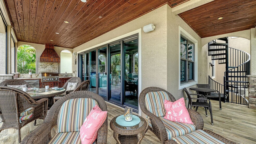 Building Photo - 7760 Holiday Dr