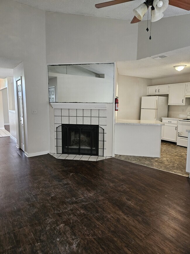 Building Photo - 3939 Hunters Lake Cir W