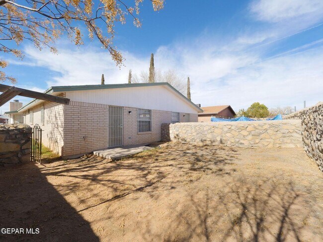 Building Photo - 2918 E Glen Dr