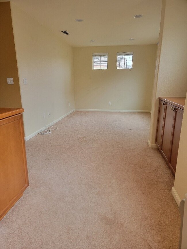 Building Photo - 3 Bedroom 3 bath house with a loft for rent in Folsom in the Parkway.  Solar & 240V Electric Car ...