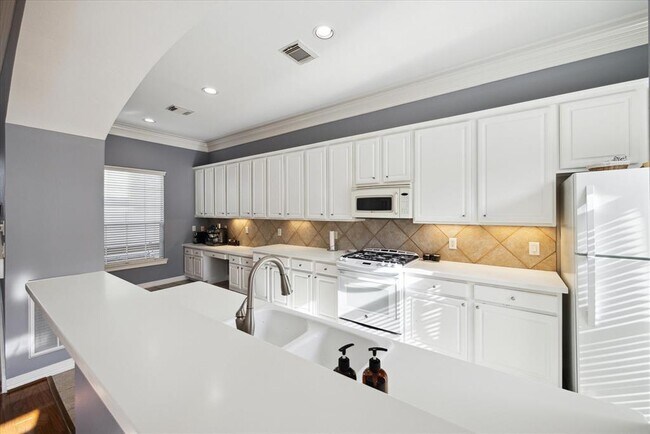 Building Photo - 5403 Blossom St