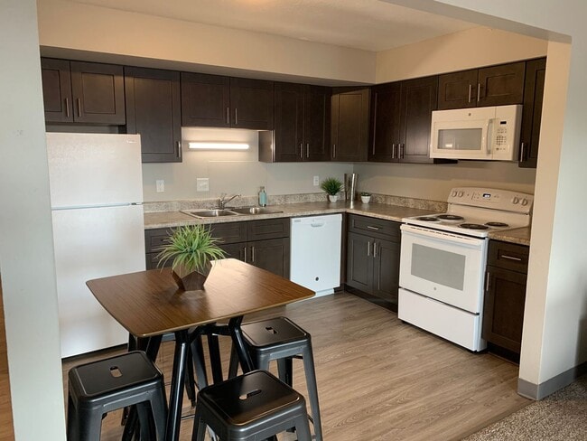 Building Photo - Spacious 2 Bedroom