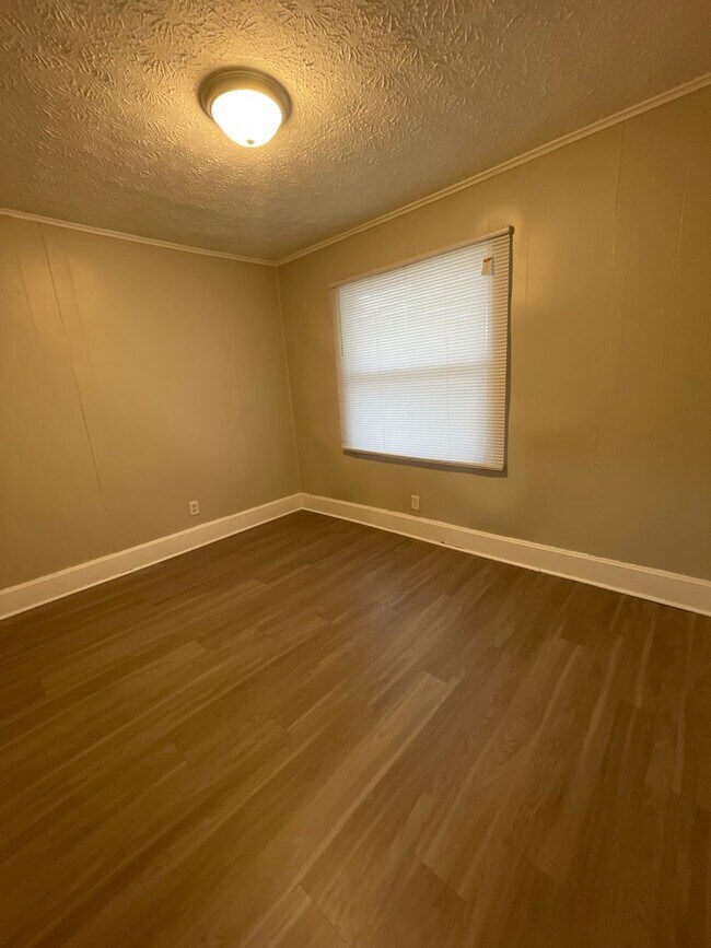 Building Photo - Three Bedroom Single Family Home Close to ...