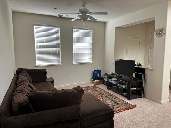 Building Photo - Beautiful Northside Los Banos Rental