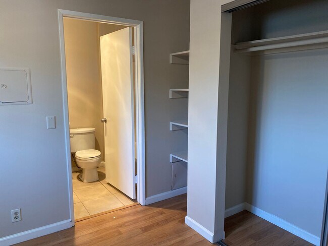 Building Photo - Bright and airy updated second floor Studio, 1 bathroom apartment