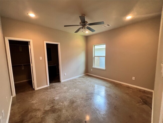 Building Photo - 15887 Pecan Dr