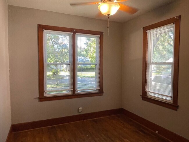 Building Photo - 904 N Busey Ave