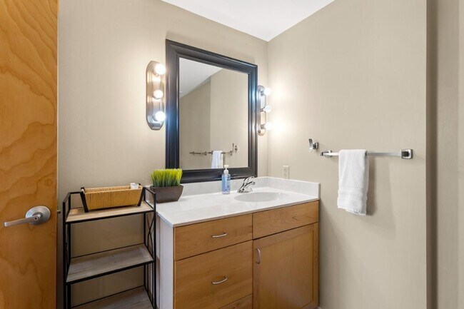 Building Photo - Piazza Condo - Fully Furnished 2bd/2ba - S...