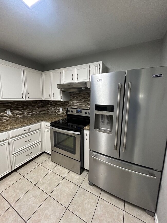 Building Photo - Updated Midway Corner Lot