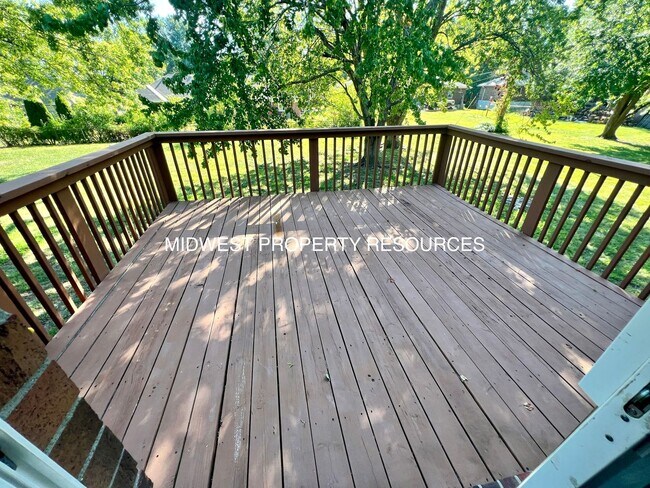 Building Photo - Freshly Updated 3 Bedroom Duplex