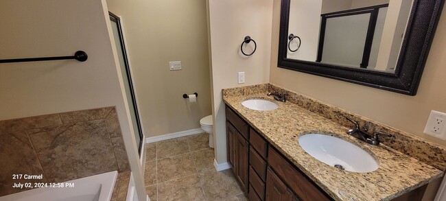 Building Photo - IMPRESSIVE LARGE HOME IN NORTHEAST CLOVIS