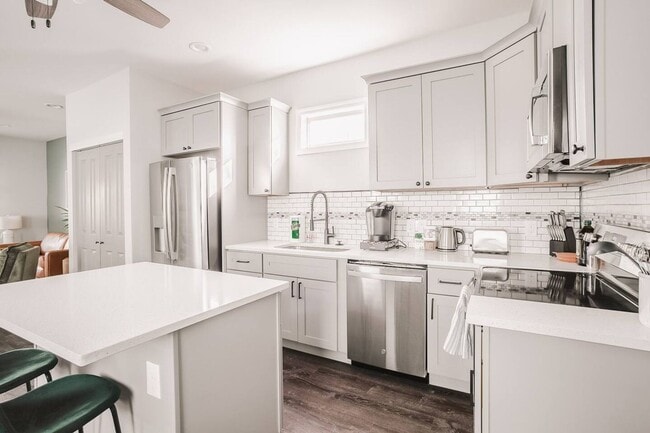 Building Photo - Private Unfurnished Single Family Home In ...