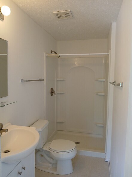 Master bathroom - 6026 Cedar Wood Dr