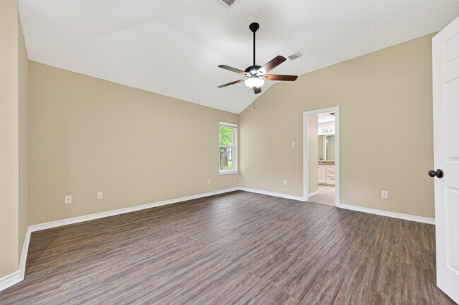 Building Photo - 11655 Lakeview Manor Dr