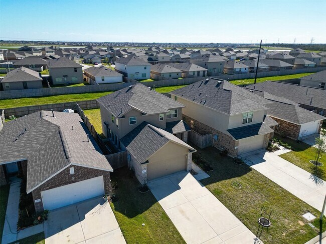 Building Photo - 7402 Clover Chase Dr