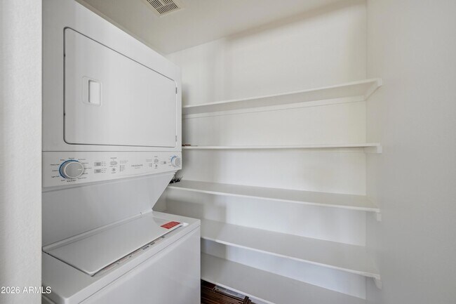 Building Photo - 6532 S Sawgrass Dr