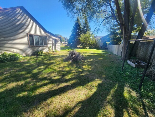Building Photo - Charming 2bd Home in Roseville- Close to E...
