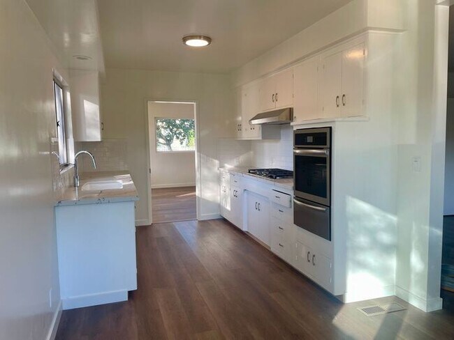 Building Photo - Updated Two Bedroom Home - Available October