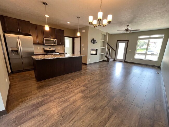 Building Photo - 3 Bed/2.5 Bath Townhome in Downtown Sioux Falls!!