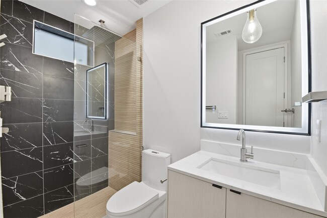 Building Photo - 529 Memorial Heights Dr