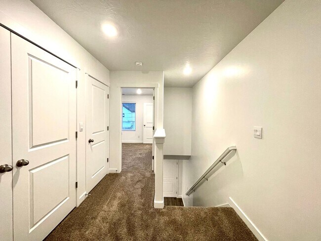 Building Photo - Modern 3-Bedroom Townhome in Provo