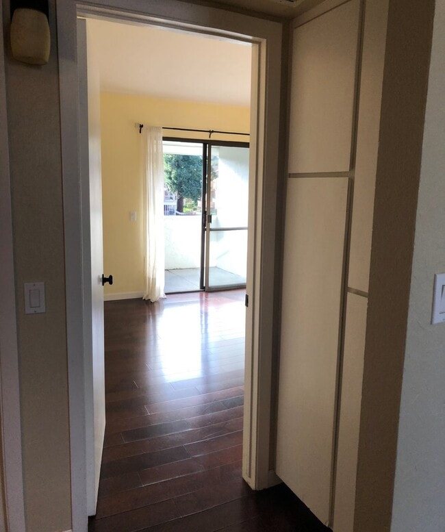 Building Photo - Great 2 bedroom condo, all utilities inclu...