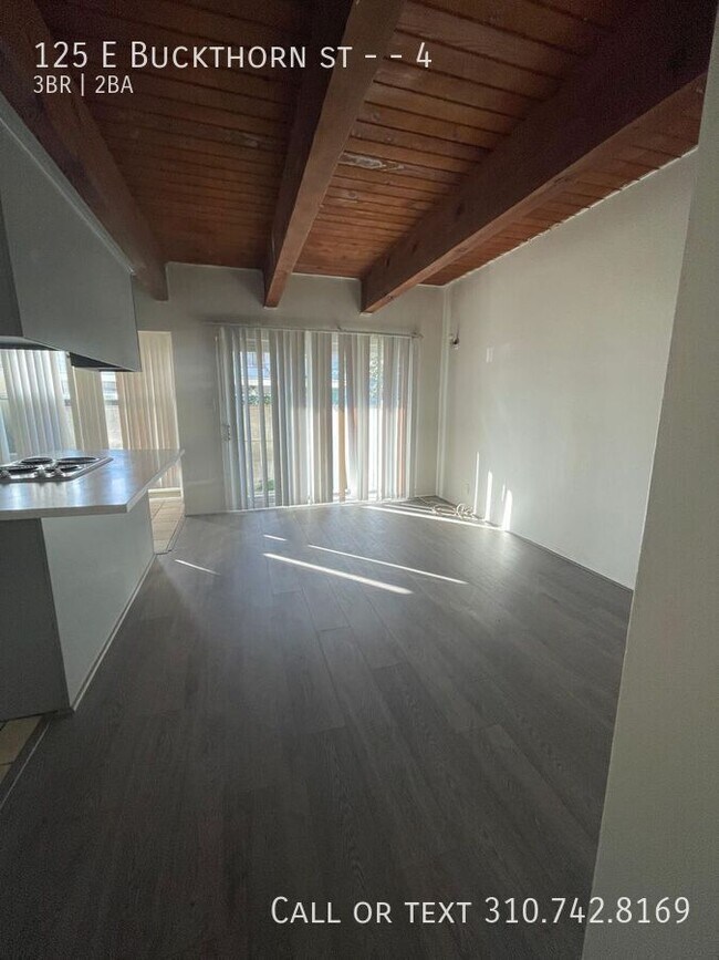 Building Photo - 125 E Buckthorn St