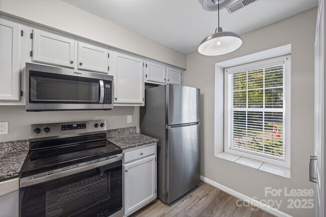 Building Photo - 704 Heritage Pkwy