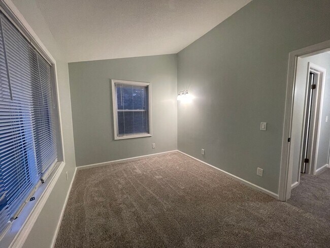 Building Photo - 6770-6772 Pleasantview St NE