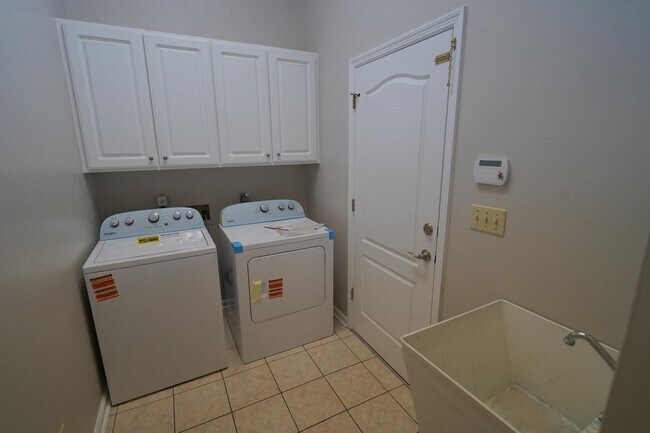 Building Photo - 1908 Wagon Wheel Cir W