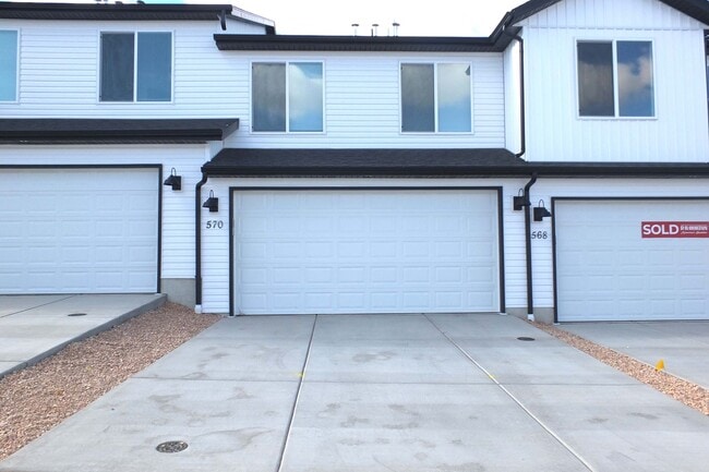 Building Photo - Newer Old Sorrel Townhome