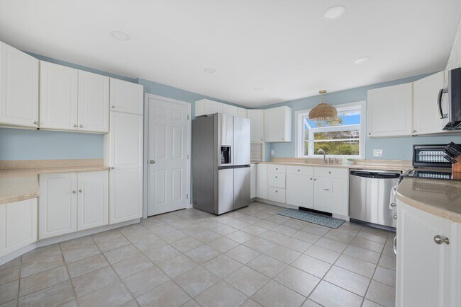 Building Photo - 295 Carpenter Dr