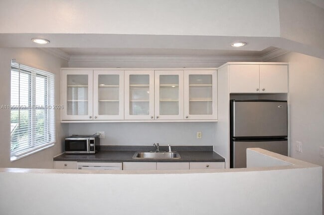 Building Photo - 1100 NE 9th Ave