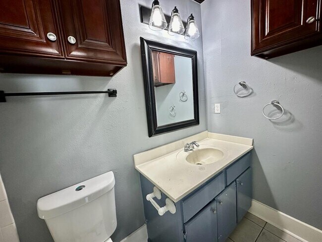 Building Photo - 118 N Drennan St