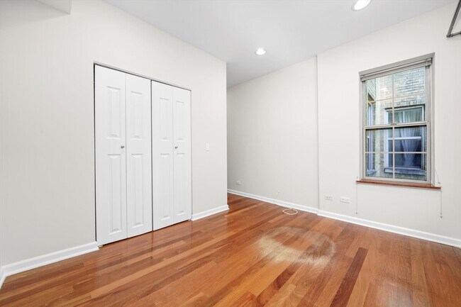 Building Photo - 3551 W Belle Plaine Ave