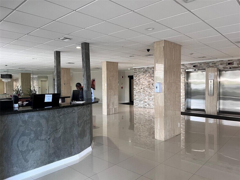 Building Photo - 2049 S Ocean Dr